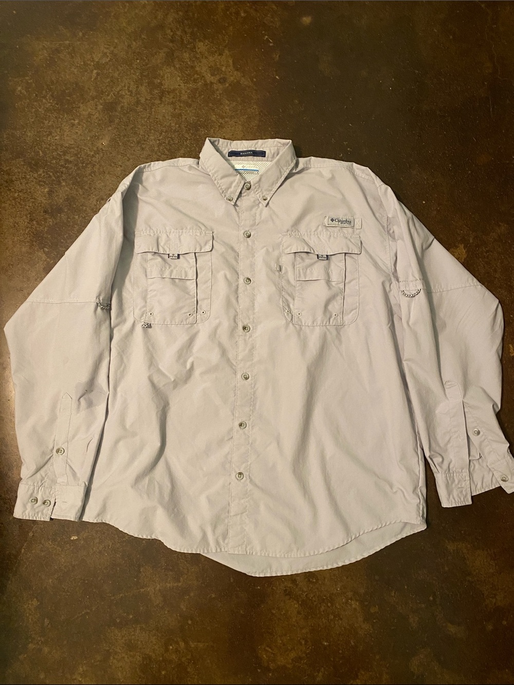 Columbia Men's Button-Down Fishing Shirt in Light Gray
